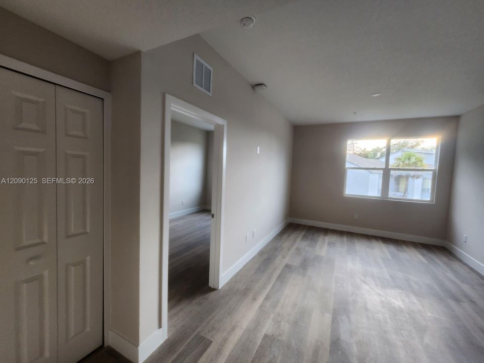 For Rent: $1,250 (1 beds, 1 baths, 764 Square Feet)