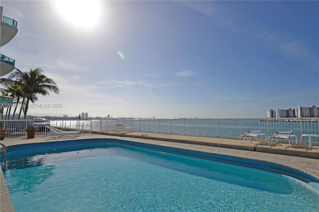 For Rent: $2,050 (1 beds, 1 baths, 730 Square Feet)