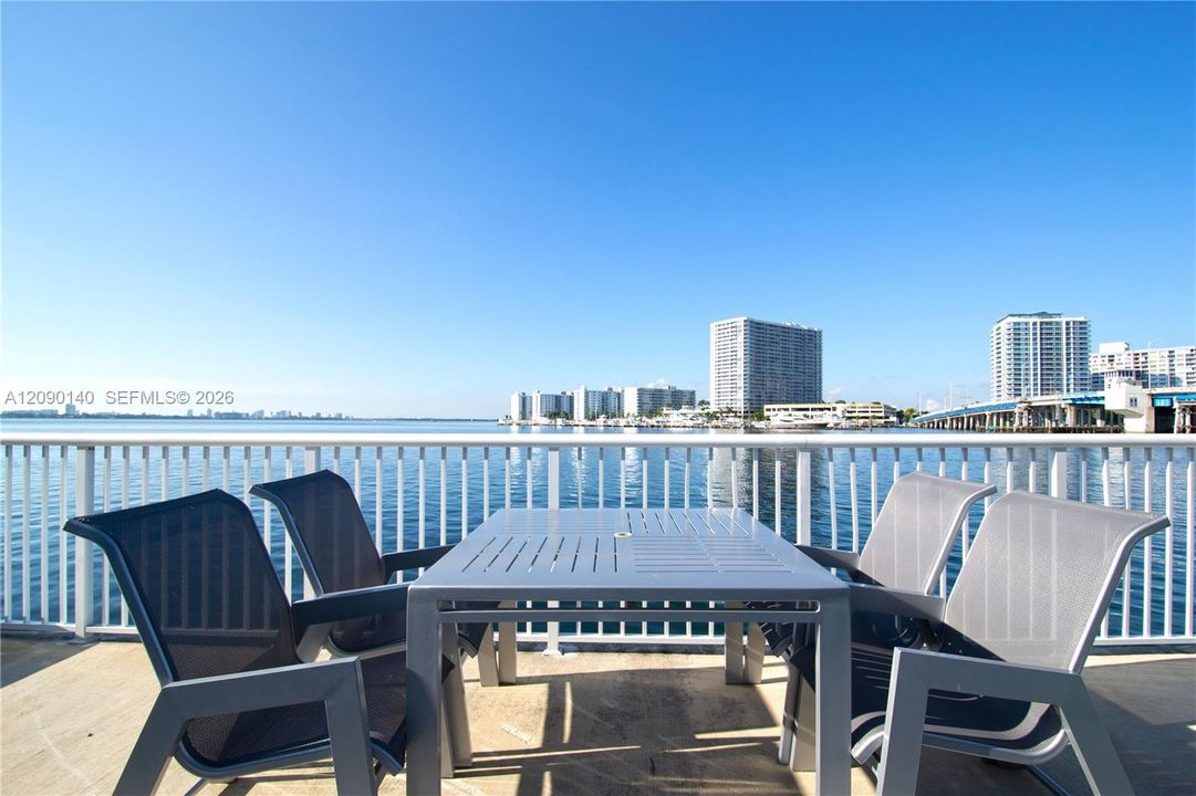 For Rent: $2,050 (1 beds, 1 baths, 730 Square Feet)