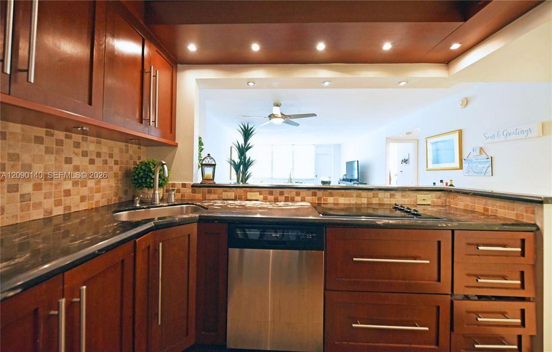 For Rent: $2,050 (1 beds, 1 baths, 730 Square Feet)