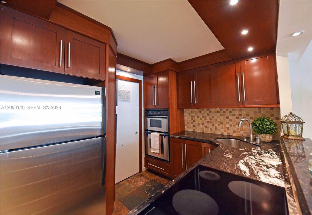 For Rent: $2,050 (1 beds, 1 baths, 730 Square Feet)