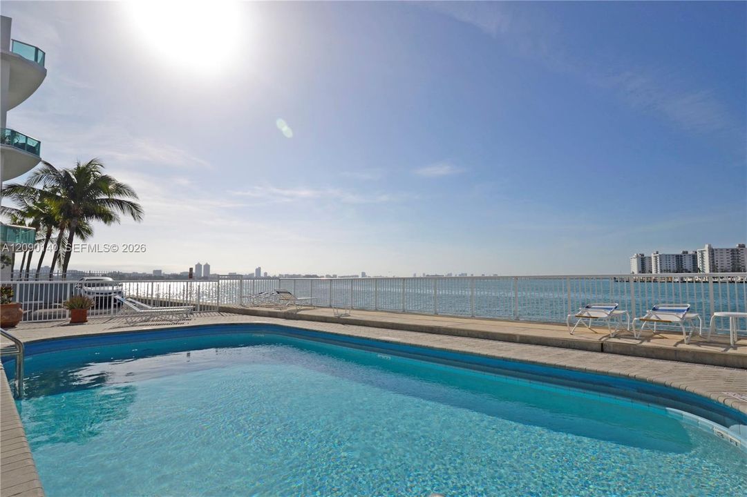 For Rent: $2,050 (1 beds, 1 baths, 730 Square Feet)