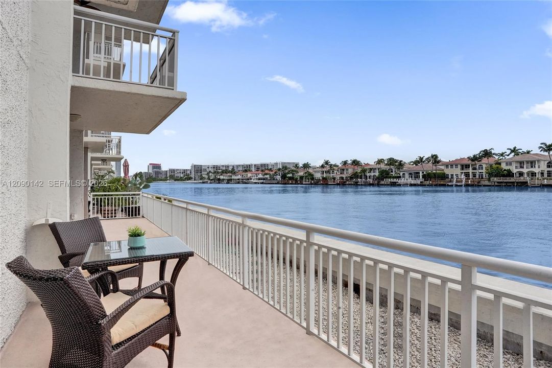 For Rent: $3,900 (2 beds, 2 baths, 1230 Square Feet)