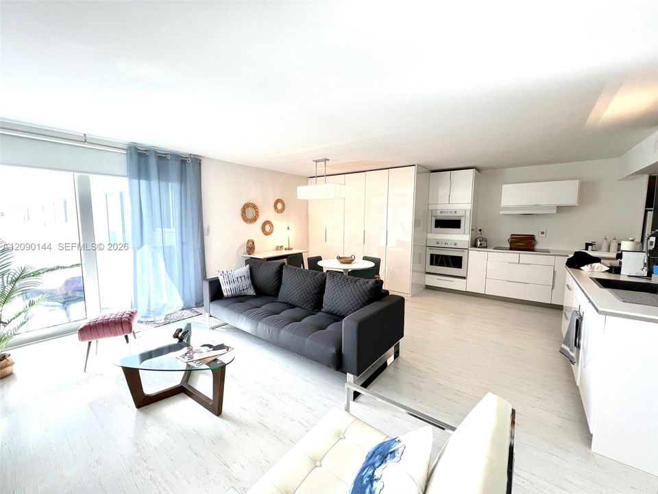 For Rent: $3,200 (0 beds, 1 baths, 605 Square Feet)