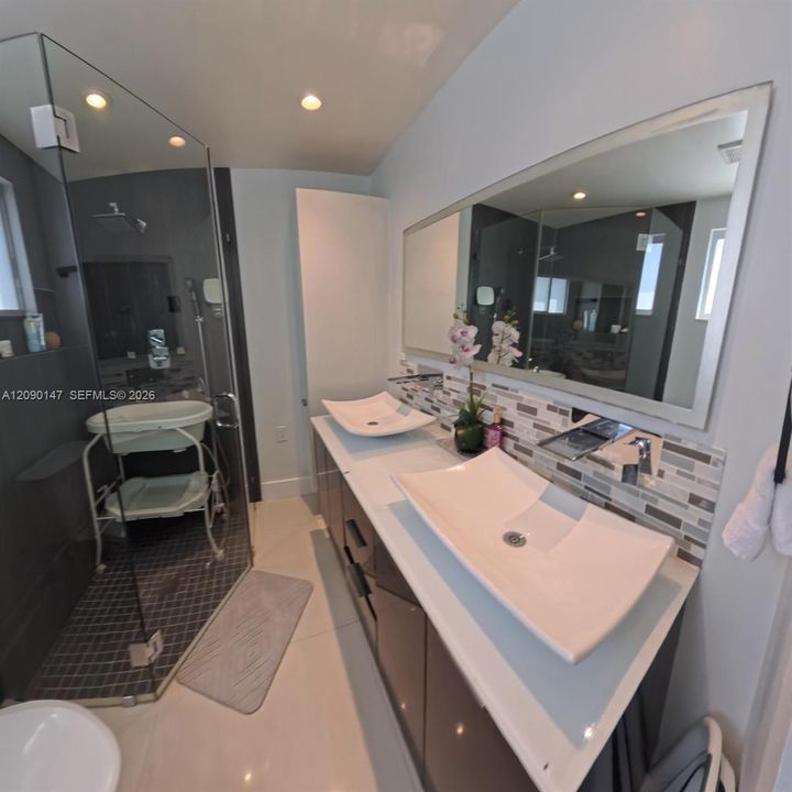 For Sale: $745,000 (5 beds, 4 baths, 1643 Square Feet)