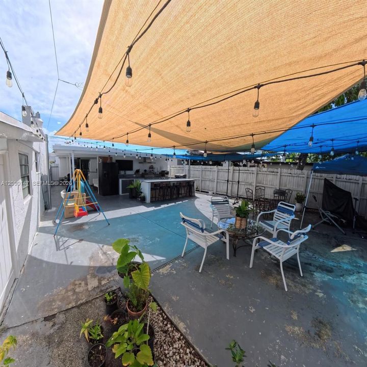 For Sale: $745,000 (5 beds, 4 baths, 1643 Square Feet)