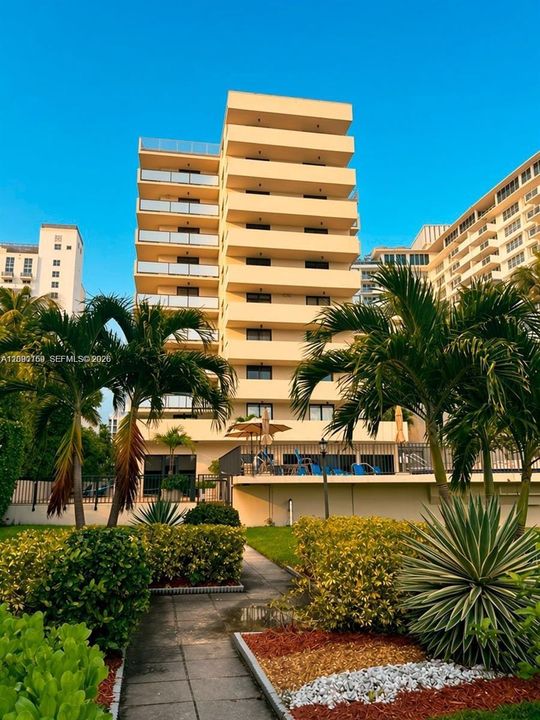 For Rent: $4,200 (2 beds, 2 baths, 1088 Square Feet)