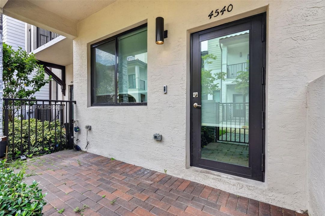 En Renta: $3,950 (3 camas, 2 baños, 1610 Pies cuadrados)