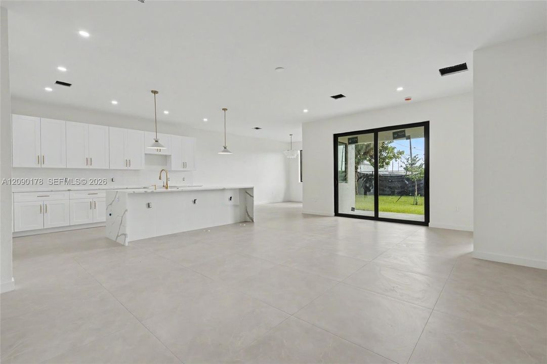 En Venta: $749,900 (4 camas, 3 baños, 2172 Pies cuadrados)