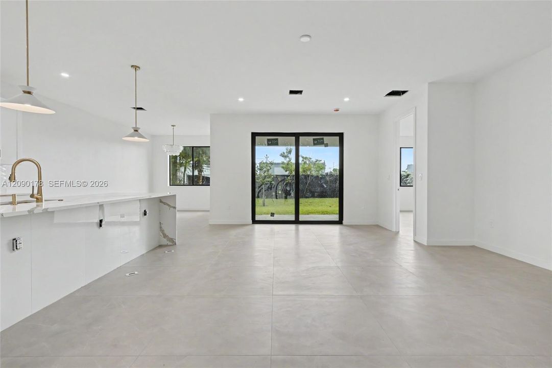 En Venta: $749,900 (4 camas, 3 baños, 2172 Pies cuadrados)