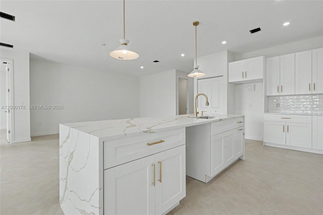 En Venta: $749,900 (4 camas, 3 baños, 2172 Pies cuadrados)