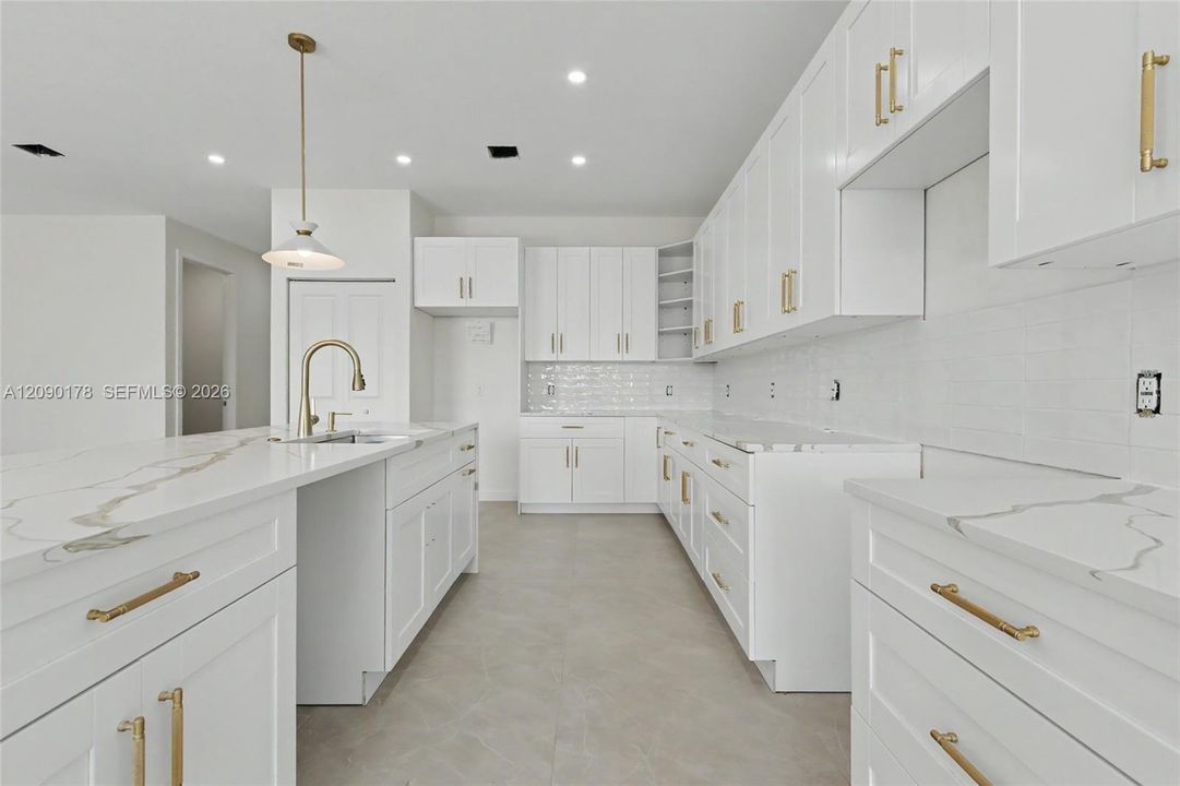 En Venta: $749,900 (4 camas, 3 baños, 2172 Pies cuadrados)
