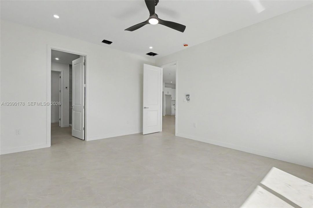 En Venta: $749,900 (4 camas, 3 baños, 2172 Pies cuadrados)