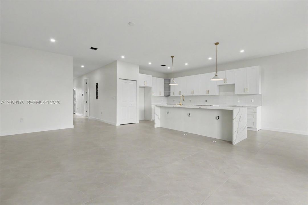 En Venta: $749,900 (4 camas, 3 baños, 2172 Pies cuadrados)