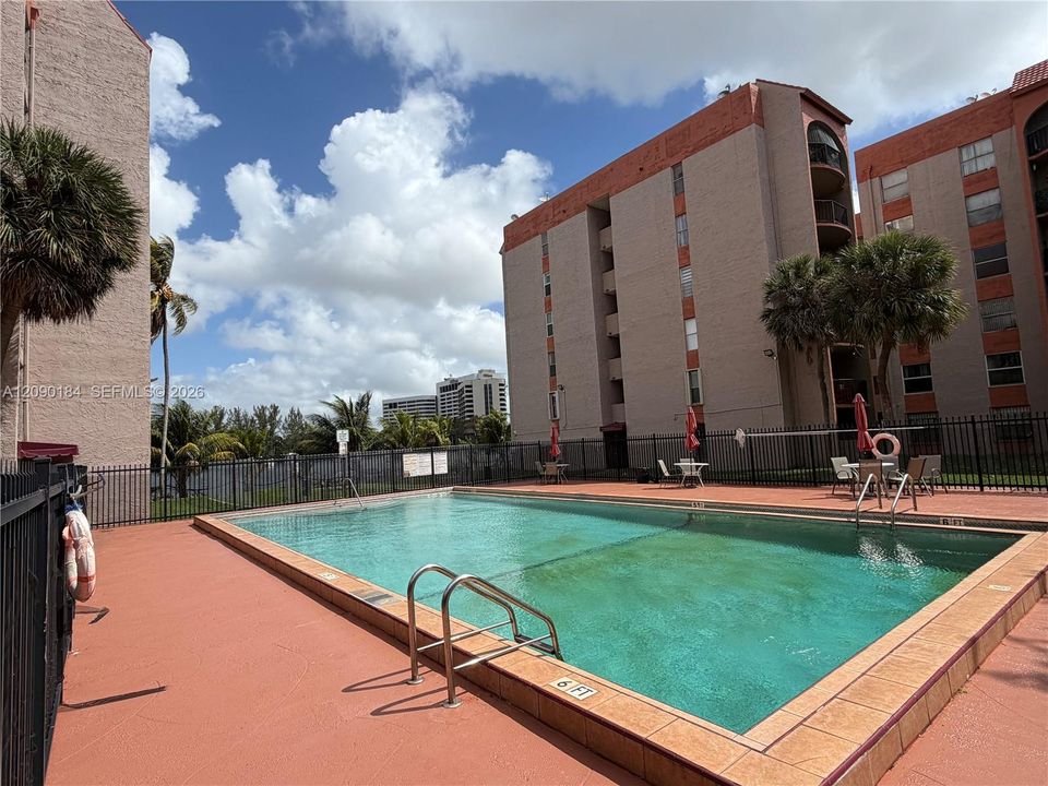 For Sale: $182,000 (1 beds, 1 baths, 756 Square Feet)