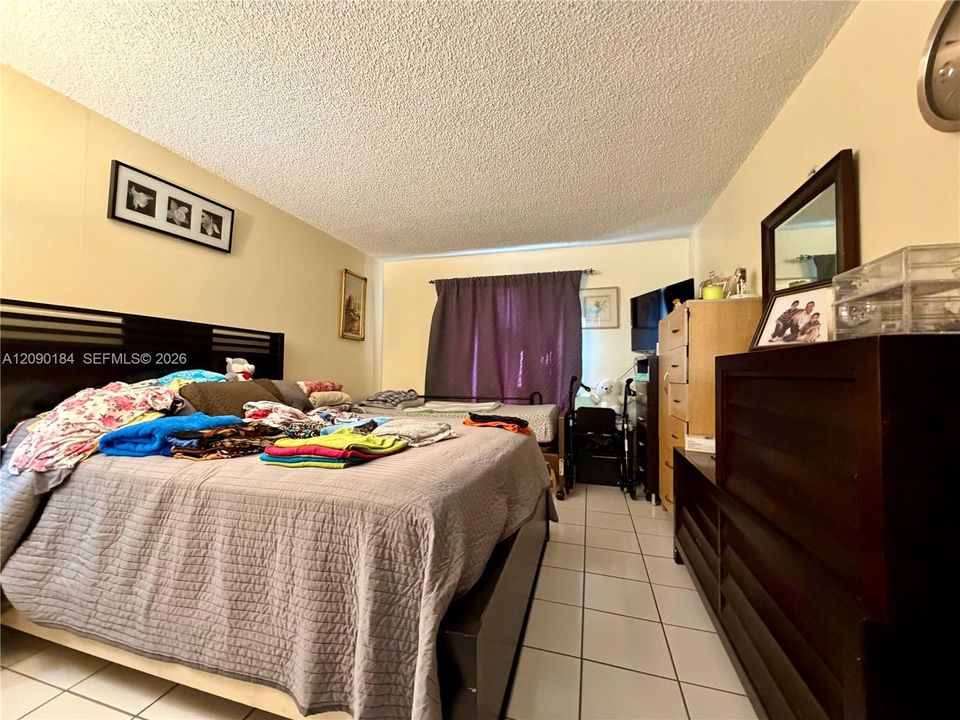 For Sale: $182,000 (1 beds, 1 baths, 756 Square Feet)