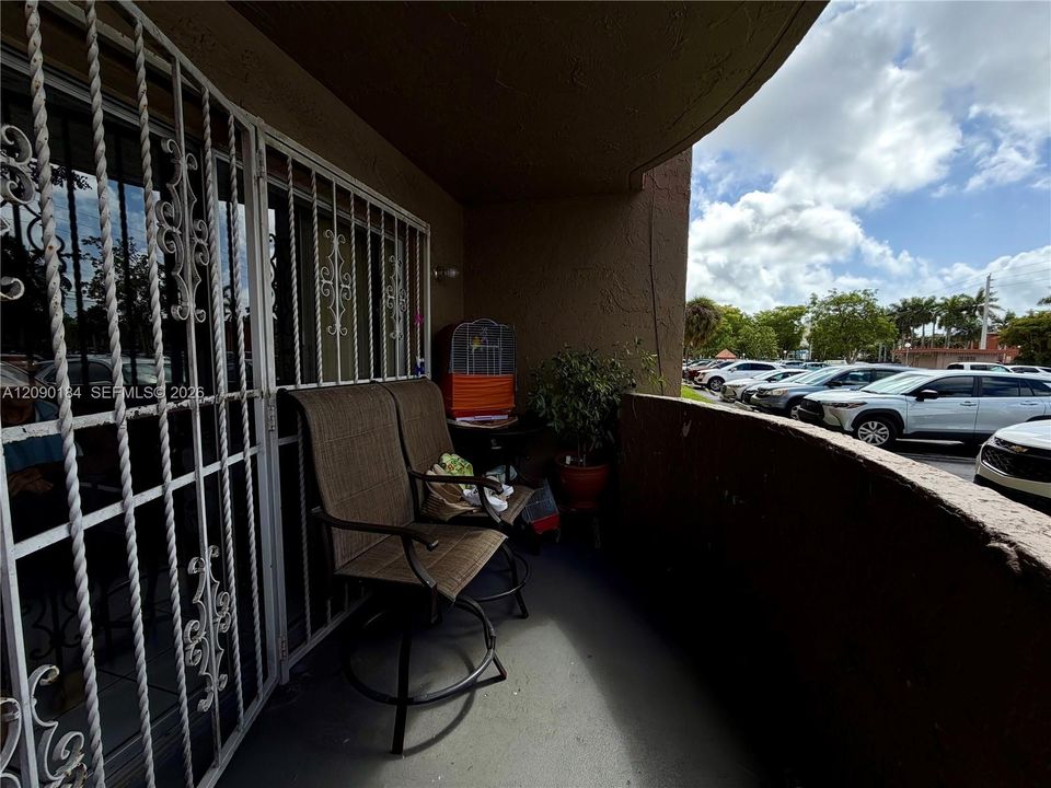 For Sale: $182,000 (1 beds, 1 baths, 756 Square Feet)