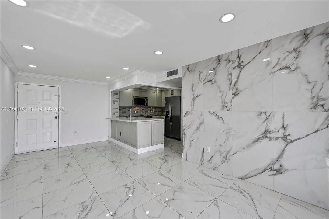 For Sale: $259,900 (2 beds, 2 baths, 870 Square Feet)