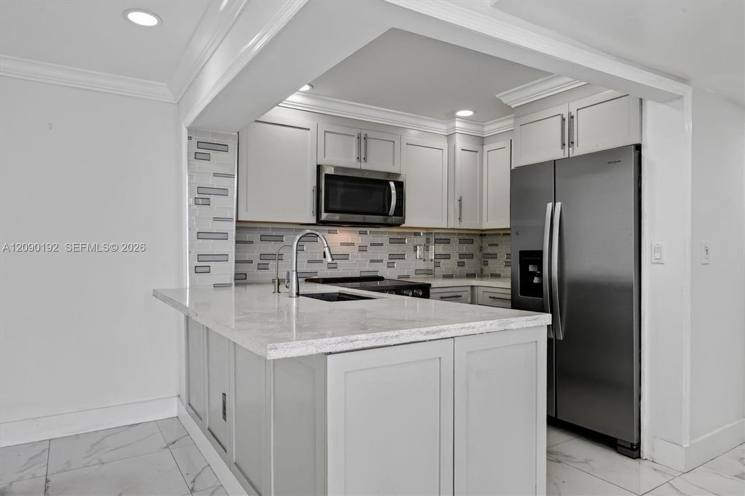 For Sale: $259,900 (2 beds, 2 baths, 870 Square Feet)