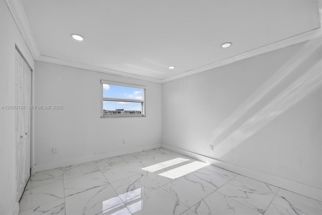For Sale: $259,900 (2 beds, 2 baths, 870 Square Feet)