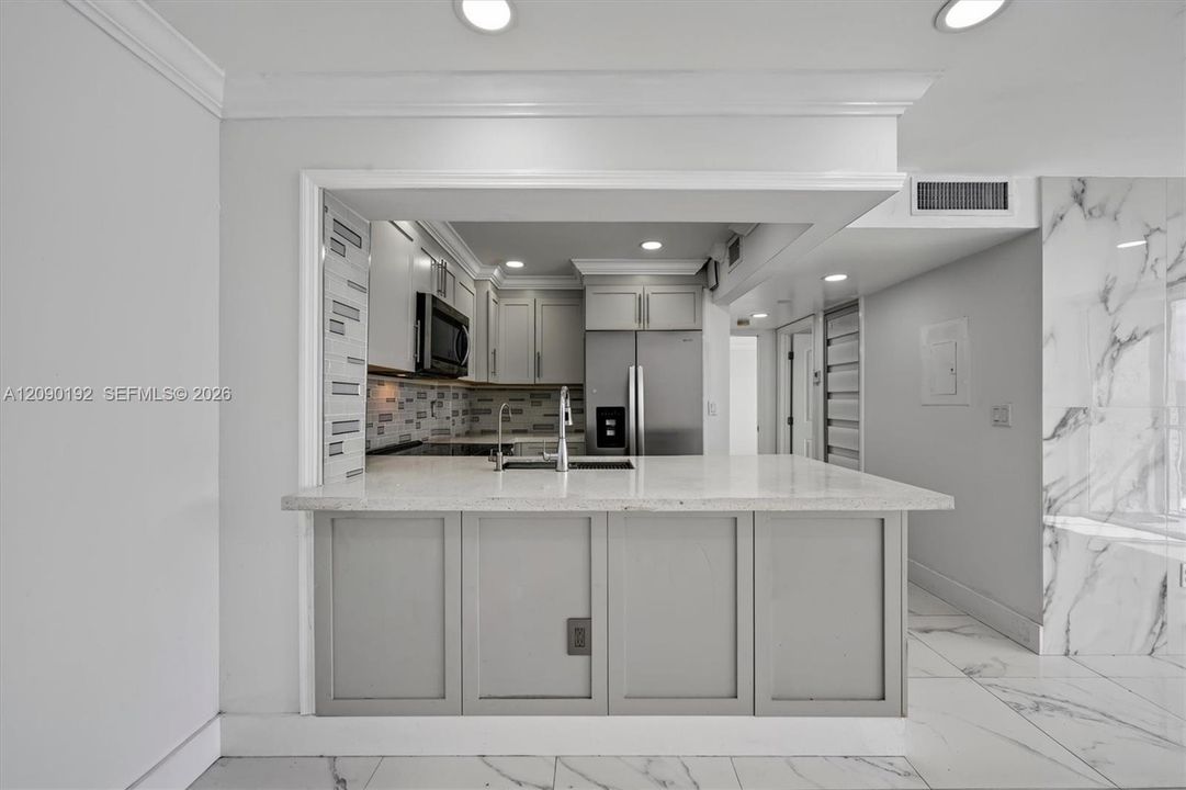 For Sale: $259,900 (2 beds, 2 baths, 870 Square Feet)