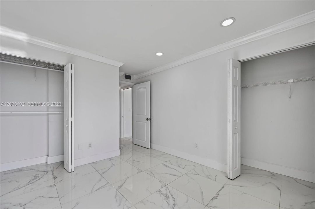 For Sale: $259,900 (2 beds, 2 baths, 870 Square Feet)