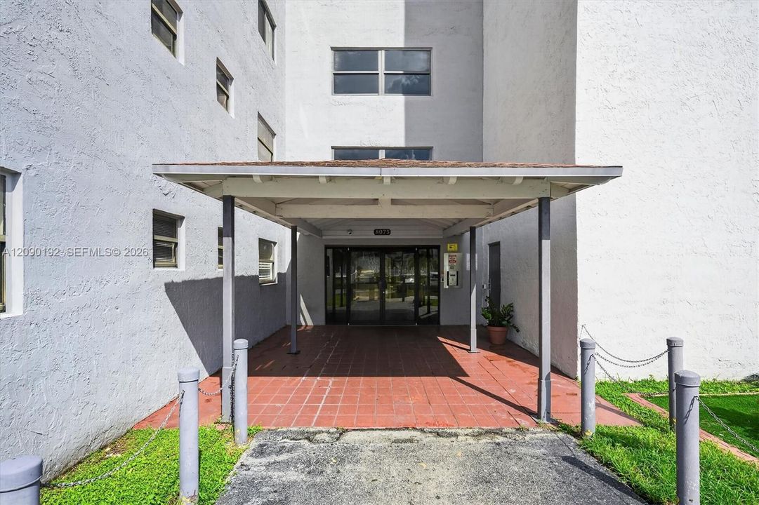 For Sale: $259,900 (2 beds, 2 baths, 870 Square Feet)