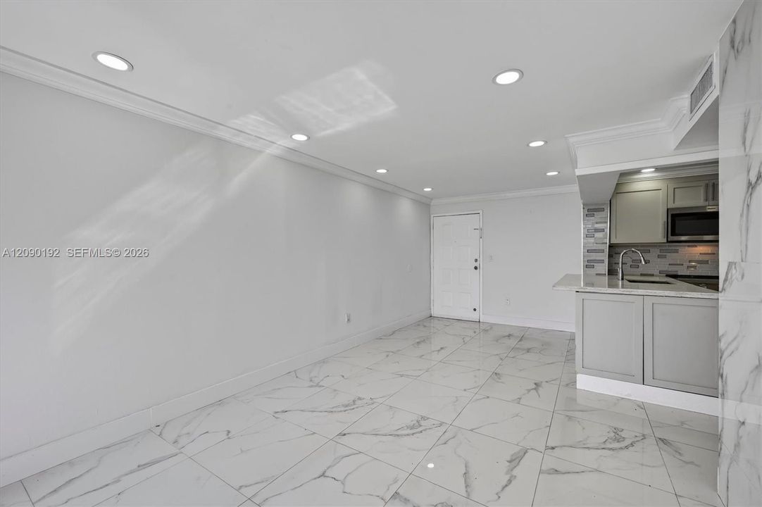 For Sale: $259,900 (2 beds, 2 baths, 870 Square Feet)