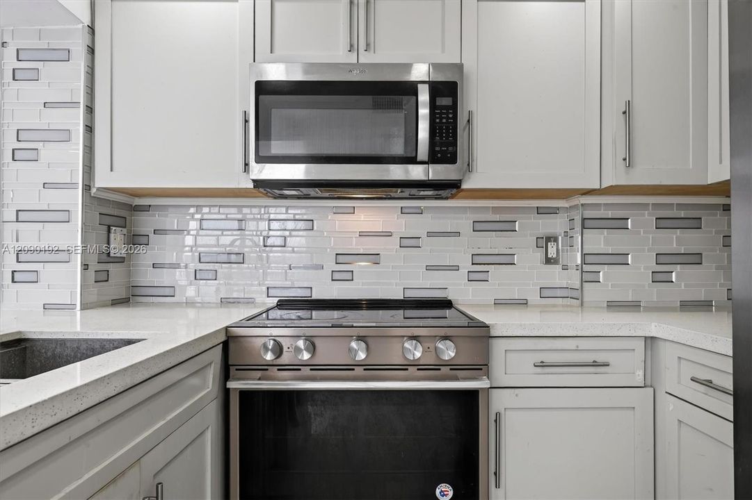 For Sale: $259,900 (2 beds, 2 baths, 870 Square Feet)