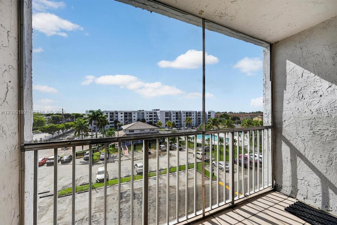 For Sale: $259,900 (2 beds, 2 baths, 870 Square Feet)