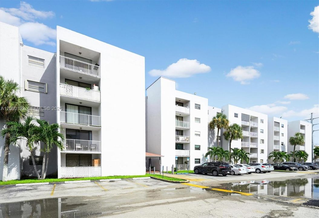 For Sale: $259,900 (2 beds, 2 baths, 870 Square Feet)