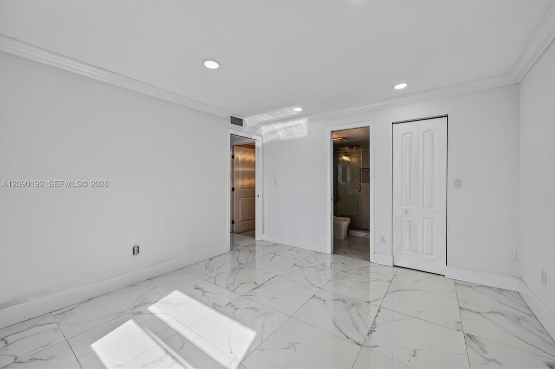 For Sale: $259,900 (2 beds, 2 baths, 870 Square Feet)
