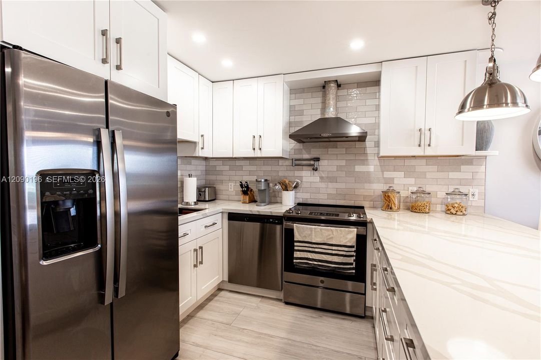 For Sale: $449,000 (1 beds, 1 baths, 660 Square Feet)
