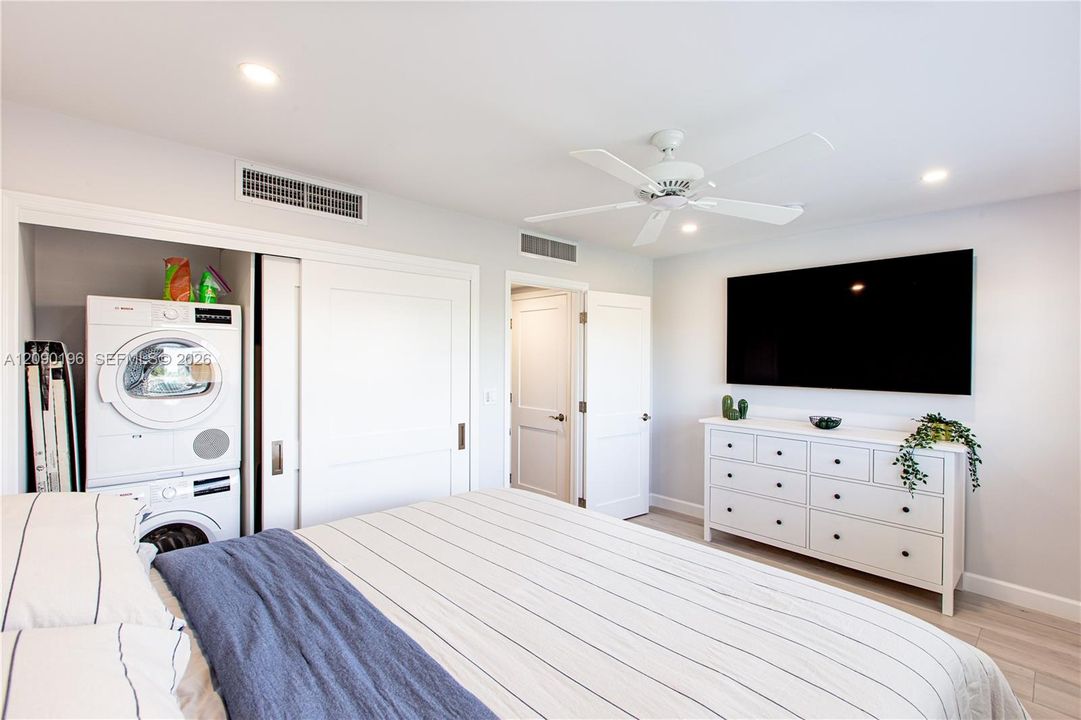 For Sale: $449,000 (1 beds, 1 baths, 660 Square Feet)