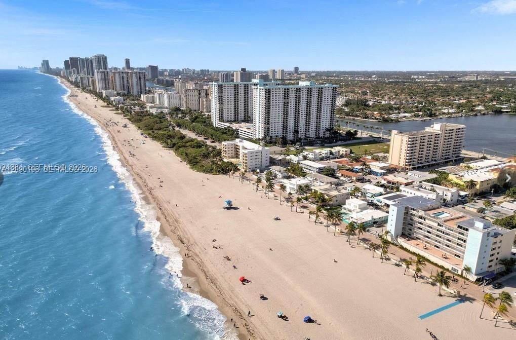 For Sale: $449,000 (1 beds, 1 baths, 660 Square Feet)