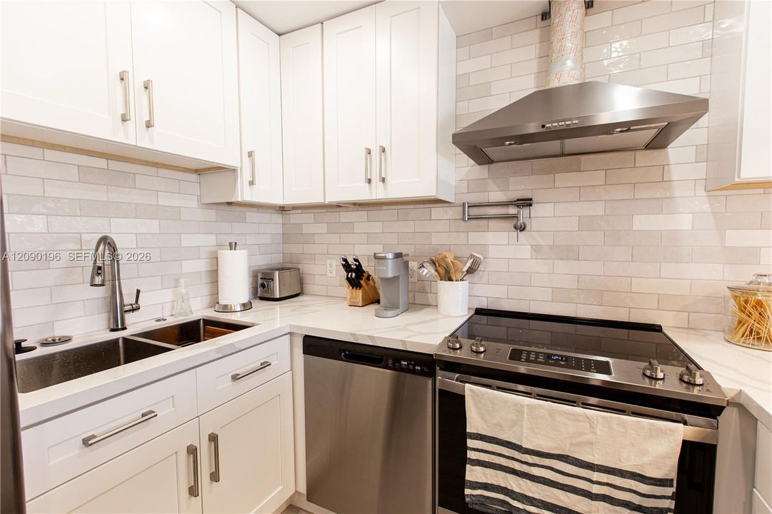 For Sale: $449,000 (1 beds, 1 baths, 660 Square Feet)
