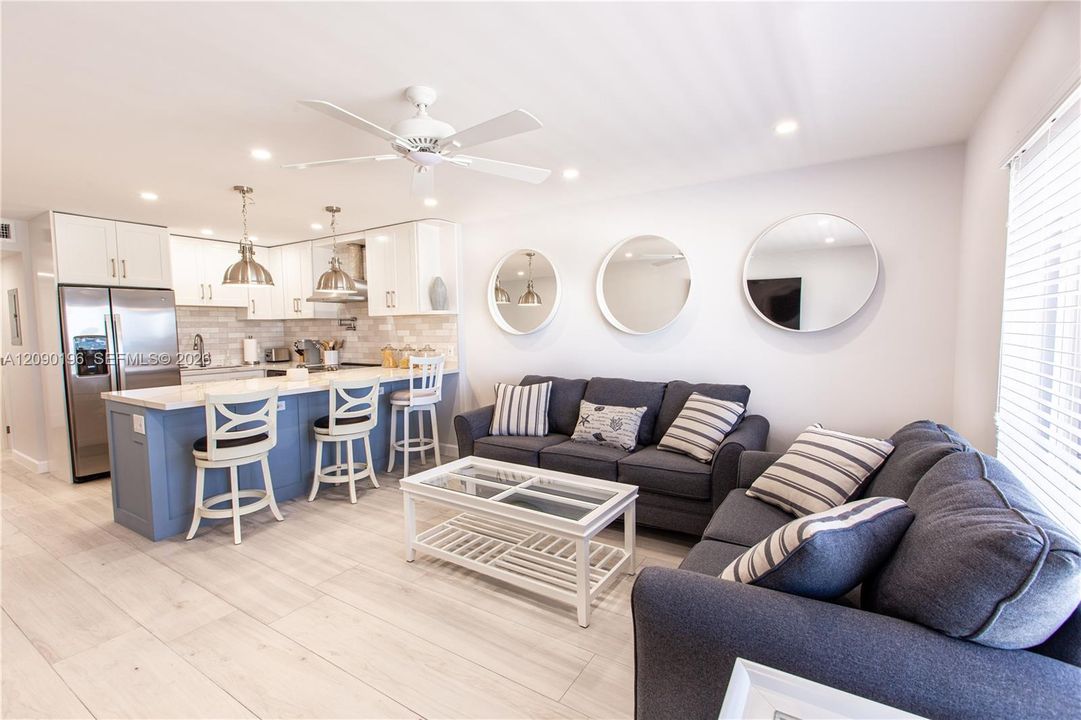For Sale: $449,000 (1 beds, 1 baths, 660 Square Feet)