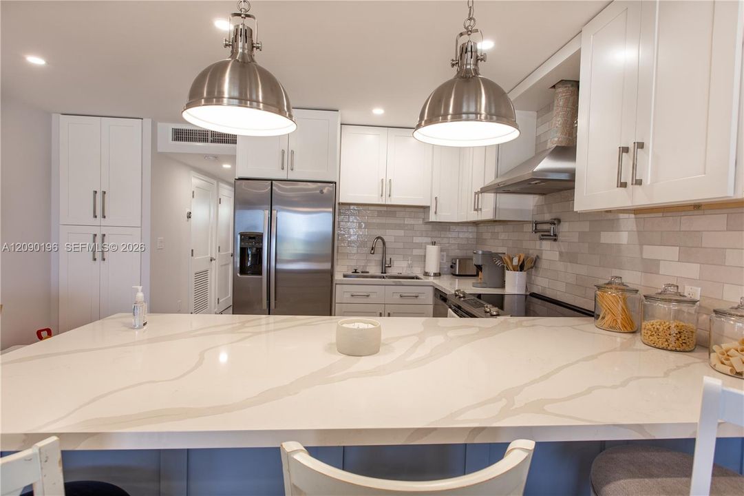 For Sale: $449,000 (1 beds, 1 baths, 660 Square Feet)