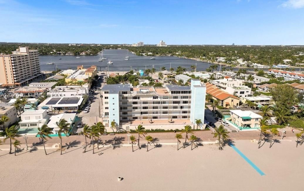 For Sale: $449,000 (1 beds, 1 baths, 660 Square Feet)