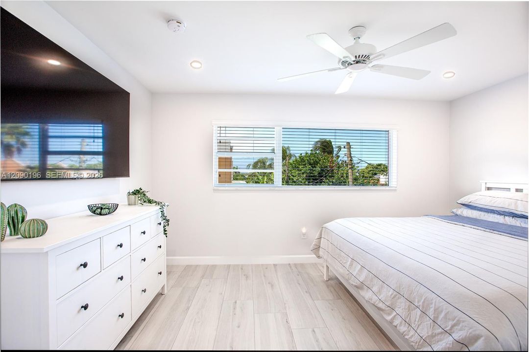 For Sale: $449,000 (1 beds, 1 baths, 660 Square Feet)
