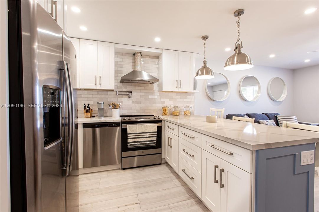 For Sale: $449,000 (1 beds, 1 baths, 660 Square Feet)