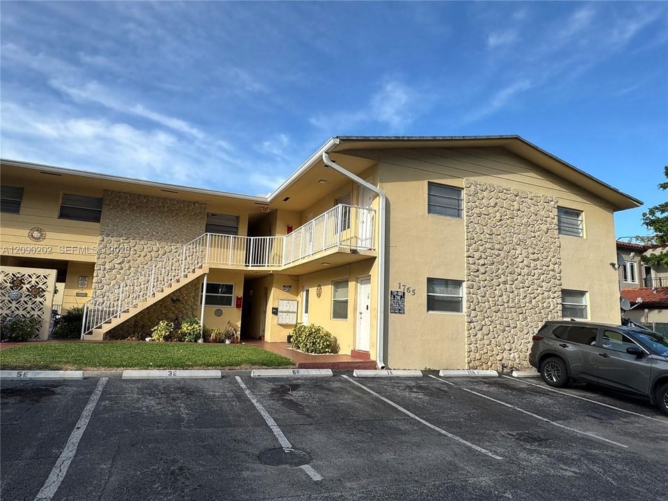For Sale: $184,900 (2 beds, 1 baths, 670 Square Feet)