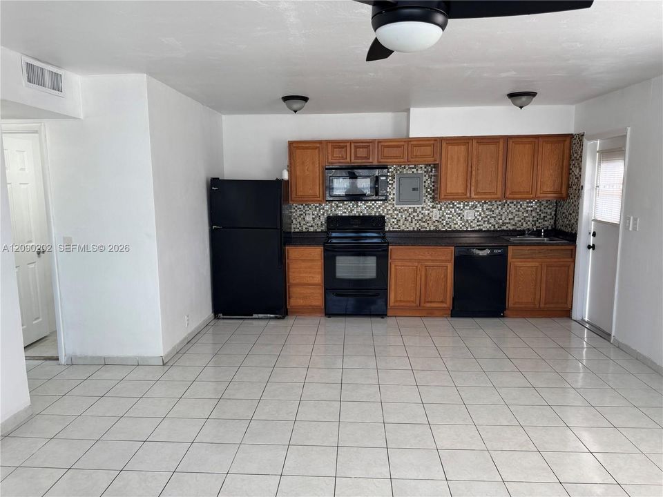 For Sale: $184,900 (2 beds, 1 baths, 670 Square Feet)
