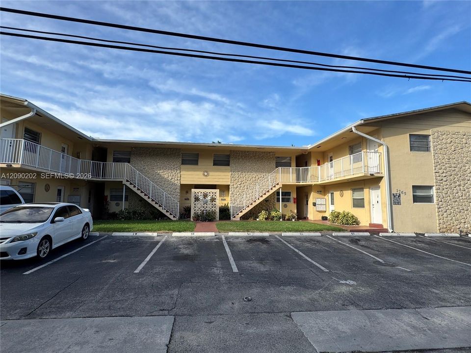 For Sale: $184,900 (2 beds, 1 baths, 670 Square Feet)