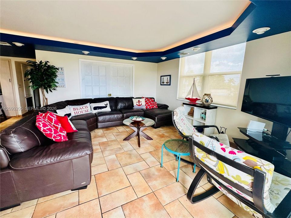 For Rent: $2,500 (2 beds, 2 baths, 1370 Square Feet)
