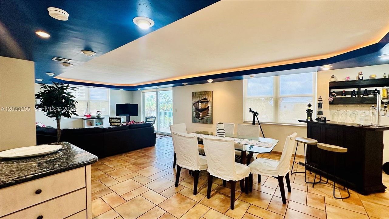 For Rent: $2,500 (2 beds, 2 baths, 1370 Square Feet)