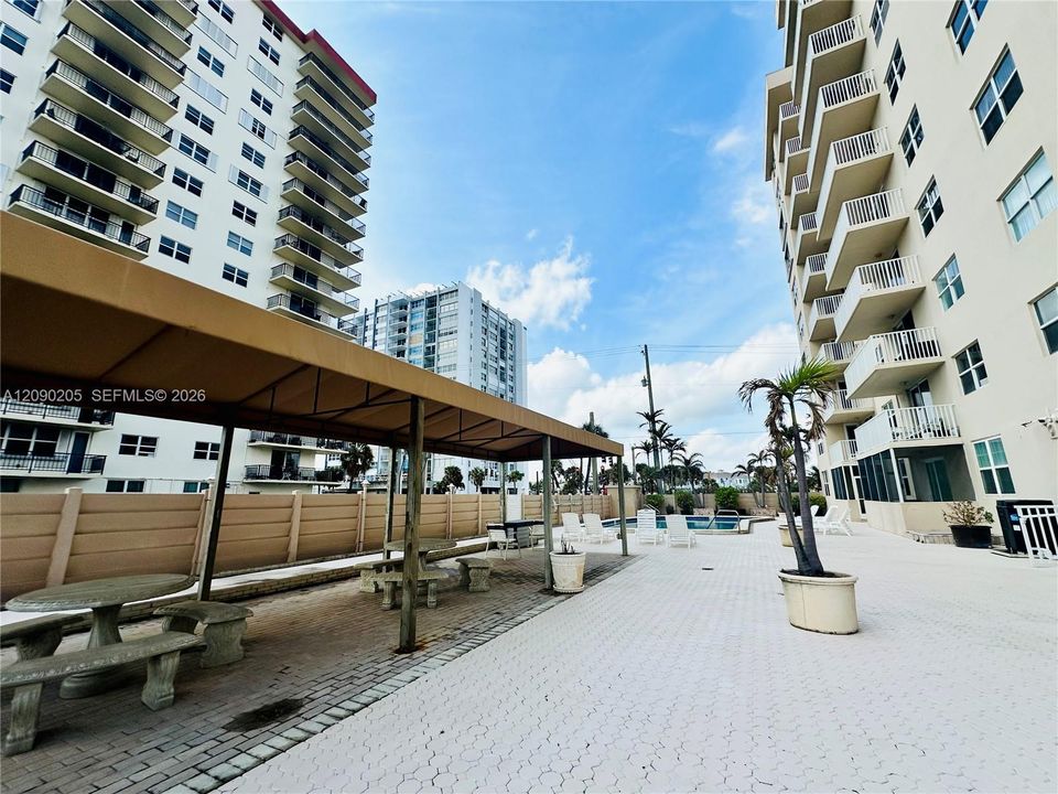 For Rent: $2,500 (2 beds, 2 baths, 1370 Square Feet)