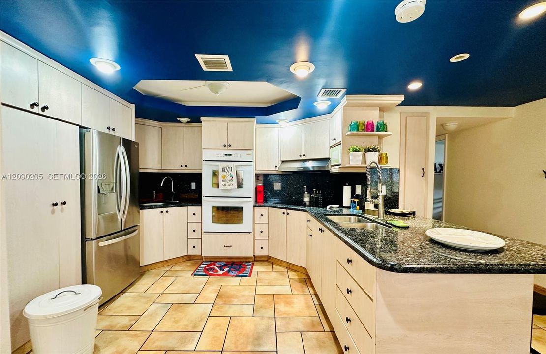 For Rent: $2,500 (2 beds, 2 baths, 1370 Square Feet)