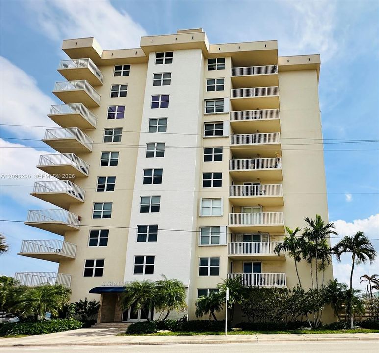 For Rent: $2,500 (2 beds, 2 baths, 1370 Square Feet)
