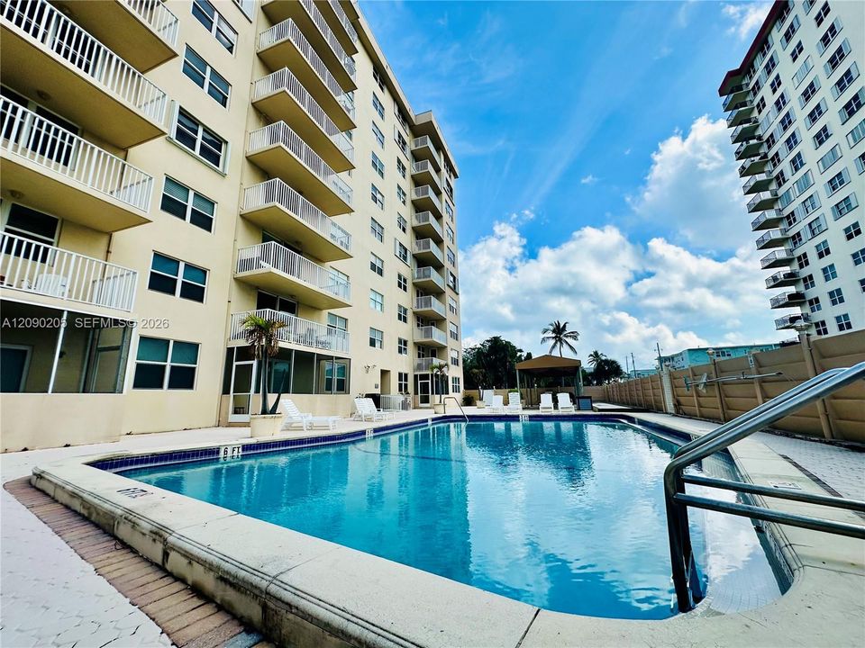 For Rent: $2,500 (2 beds, 2 baths, 1370 Square Feet)